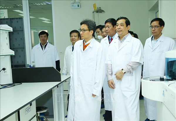 Phó Thủ tướng Chính phủ Vũ Đức Đam kiểm tra công tác chuẩn bị sẵn sàng cách ly, điều trị người bị viêm hô hấp cấp do virus Corona (nCoV) tại Bệnh viện Bệnh nhiệt đới Trung ương. Ảnh: TTXVN