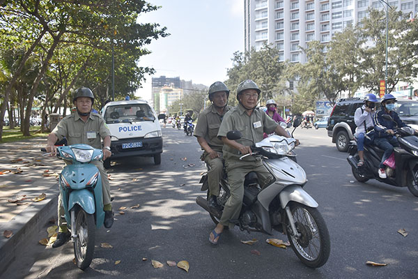 Lực lượng bảo vệ khu phố phường Thắng Tam tuần tra trên đường Thùy Vân, TP. Vũng Tàu.