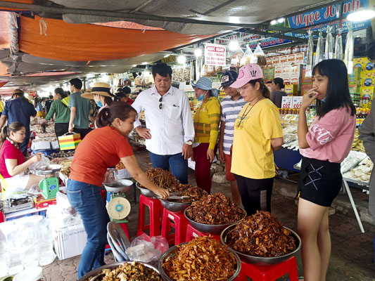 Người dân chọn mua hải sản tẩm gia vị tại chợ Bà Rịa sáng 29/1 (mùng 5 Tết).