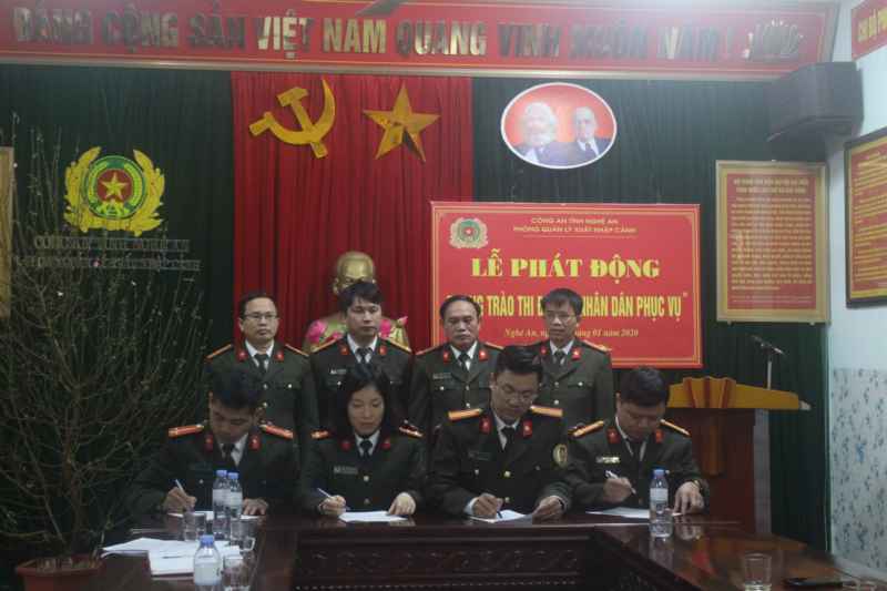 Đại diện các đội công tác kí cam kết phong trào thi đua