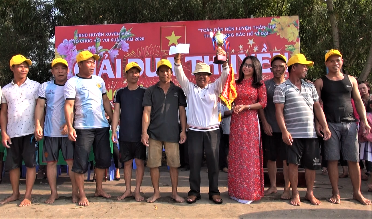 Bà Lê Thị Trang Đài, Chủ tịch UBND huyện Xuyên Mộc trao giải Nhất cho đội thuyền số 7.
