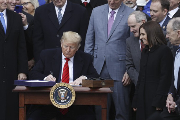 Tổng thống Mỹ Donald Trump ký ban hành USMCA. 