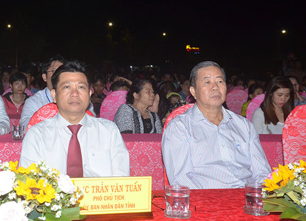 Ông Trần Văn Tuấn (thứ nhất từ trái qua), Phó Chủ tịch UBND tỉnh và lãnh đạo TP. Bà Rịa tham dự chương trình.