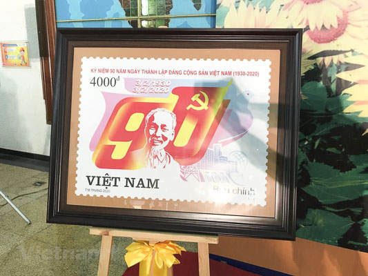 Chiếc tem đặc biệt kỷ niệm 90 năm thành lập Đảng Cộng sản Việt Nam.