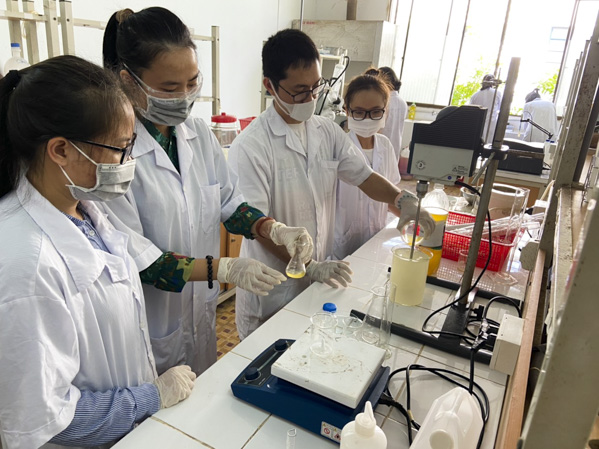 Phòng chống dịch Covid -19: Trường học tự chế nước rửa tay sát khuẩn