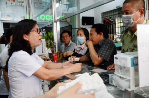 Người dân chờ mua khẩu trang, nước rửa tay tại nhà thuốc Hiển Vinh (79 Bacu, TP. Vũng Tàu).