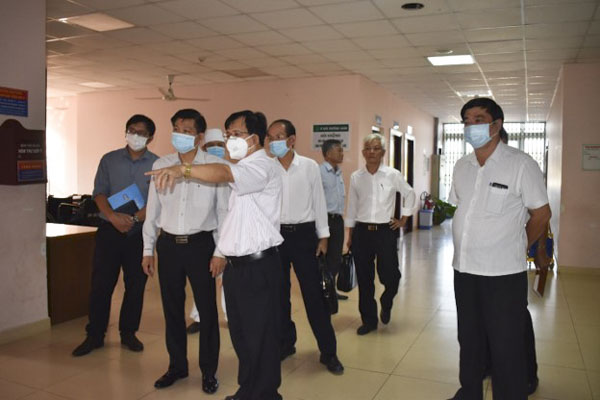 Ông Trần Văn Tuấn, Phó chủ tịch UBND tỉnh cùng các thành viên tiến hành kiểm tra thực tế công tác phòng, chống dịch bệnh nCoV tại BV Bà Rịa.