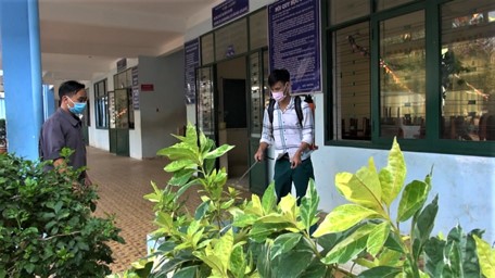 Chiều 1/2, Trung tâm Y tế TP. Bà Rịa đã tiến hành phun hóa chất khử trùng toàn bộ khuôn viên trường THCS Nguyễn Thanh Đằng (xã Hòa Long)