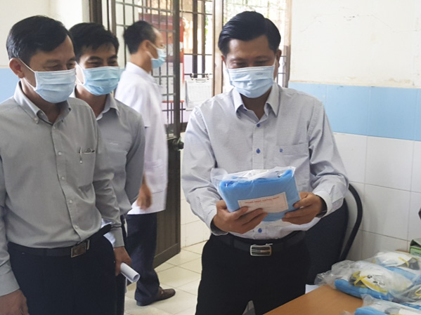 Ông Trần Văn Tuấn (bìa phải) kiểm tra tình hình phòng chống dịch tại Trung tâm Y tế Quân dân y Côn Đảo