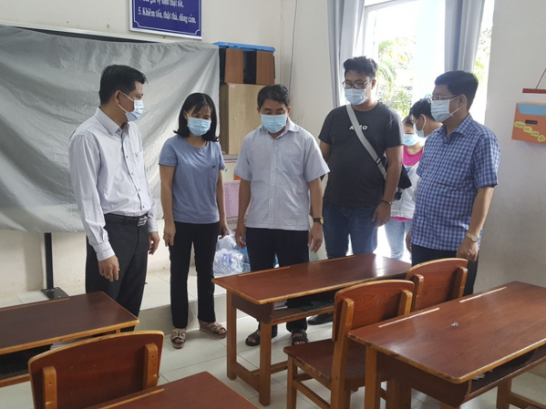 Ông Trần Văn Tuấn (bìa trái) kiểm tra tình hình vệ sinh phòng chống dịch tại trường TH Cao Văn Ngọc.