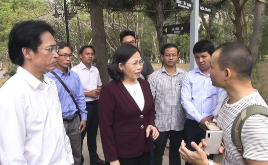 Bà Nguyễn Thị Yến, Phó Bí thư Thường trực Tỉnh ủy nghe đại diện VTV báo cáo công tác chuẩn bị tại sân khấu chính Nghĩa trang Hoàng Dương.