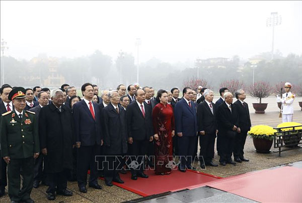 Các đồng chí lãnh đạo, nguyên lãnh đạo Đảng, Nhà nước đặt vòng hoa và vào Lăng viếng Chủ tịch Hồ Chí Minh. Ảnh: TTXVN