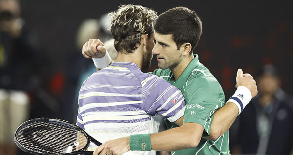 Djokovic (bìa phải) đã có chiến thắng khá vất vả trước Thiem để trở lại vị trí số 1 thế giới trên bảng xếp hạng ATP.