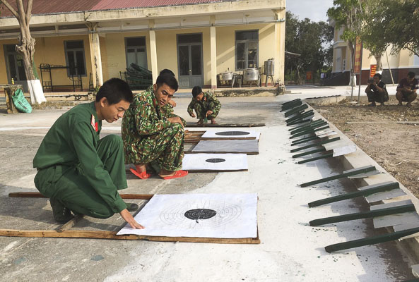 Các chiến sĩ chuẩn bị biển bảng mô hình học cụ phục vụ chiến sĩ mới.