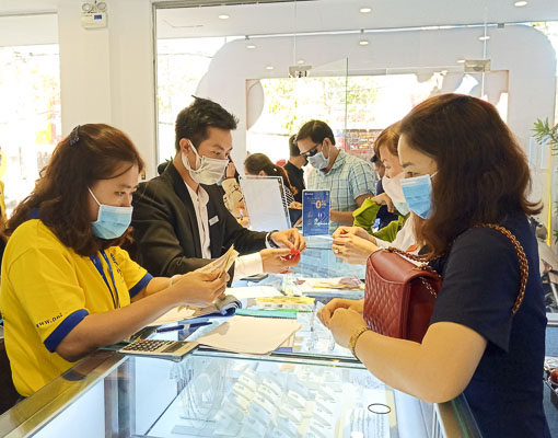 Người dân mua vàng tại cửa hàng vàng PNJ Vũng Tàu sáng 3/2.