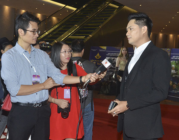 Phóng viên tác nghiệp tại Liên hoan phim Việt Nam lần thứ 21- năm  2019 được tổ chức tại Bà Rịa-Vũng Tàu. Ảnh: NGUYỄN ĐỨC