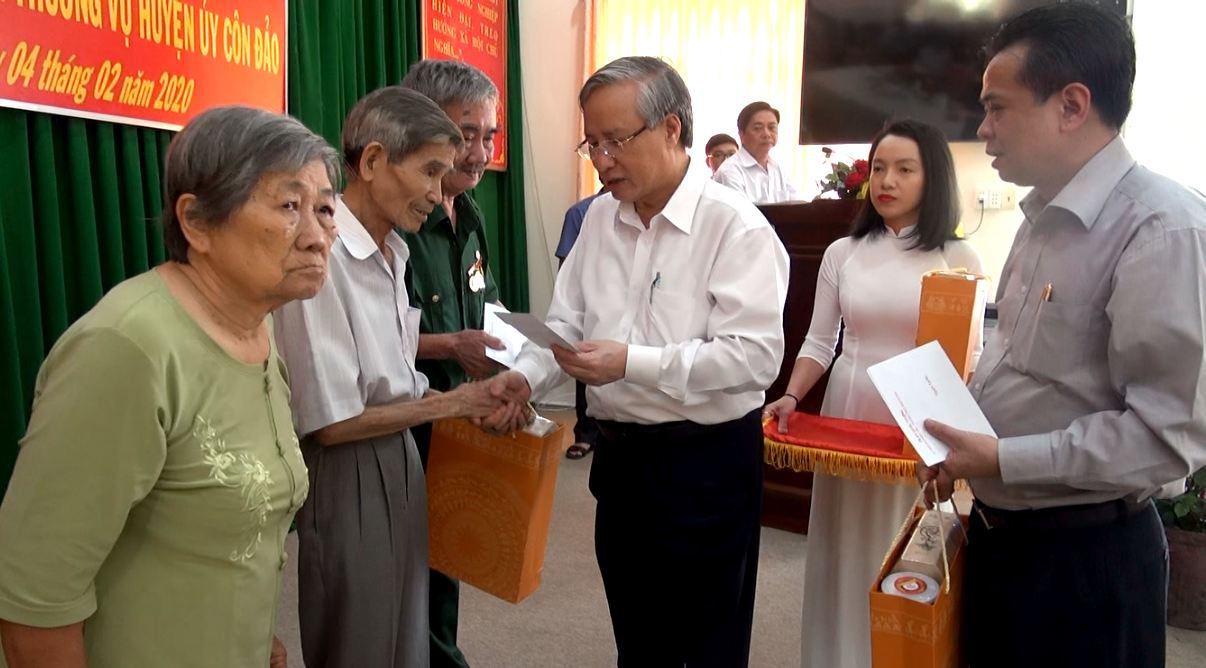Ông Trần Quốc Vượng Ủy viên Bộ Chính trị, Thường trực Ban Bí thư thăm hỏi, tặng quà các cựu tù chính trị hiện đang sinh sống tại huyện Côn Đảo.