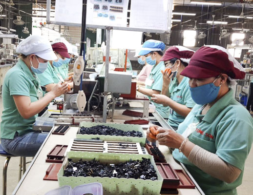 Đến thời điểm này, hơn 500 trong tổng số 700 công nhân Công ty TNHH Tùng Sơn (xã Xuân Sơn, huyện Châu Đức) đã trở lại làm việc sau thời gian nghỉ Tết. Trong ảnh: Sản xuất linh kiện điện tử tại Công ty TNHH Tùng Sơn.