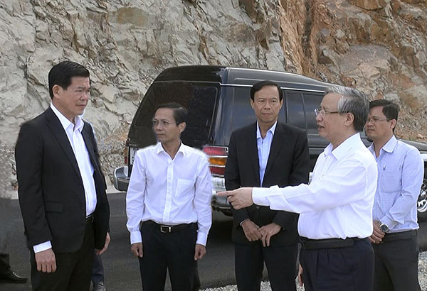 Ông Trần Quốc Vượng (thứ 2, từ phải vào), Ủy viên Bộ Chính trị, Thường trực Ban Bí thư đi thực tế tuyến đường Tây Bắc bao quanh huyện đảo.