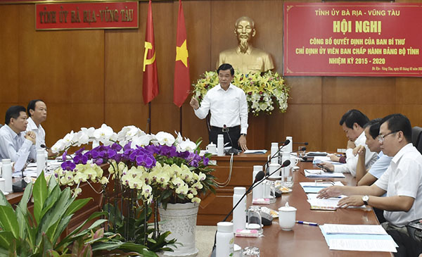 Ông Nguyễn Hồng Lĩnh, Ủy viên Trung ương Đảng, Bí thư Tỉnh ủy, Chủ tịch HĐND tỉnh chủ trì và phát biểu chỉ đạo tại cuộc họp. 