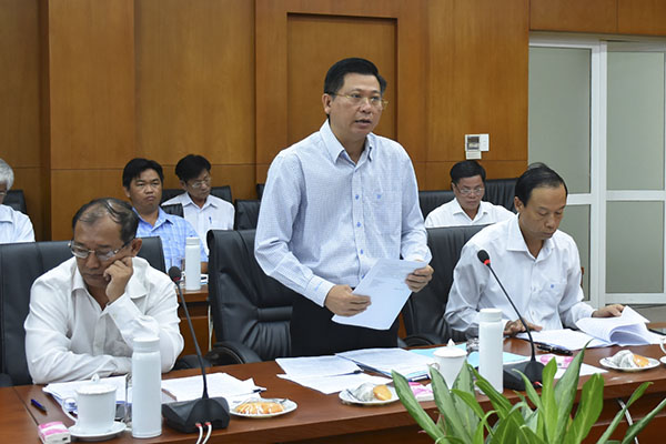 Ông Trần Văn Tuấn, Phó Chủ tịch UBND tỉnh trình bày dự thảo Kế hoạch đáp ứng với từng cấp độ dịch bệnh nCoV tại BR-VT tại cuộc họp.