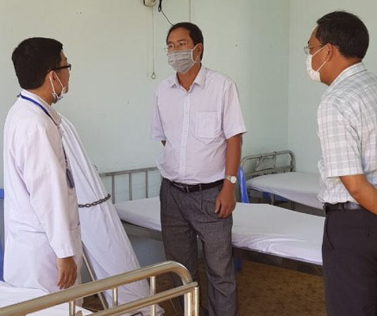 Đoàn công tác UBND huyện Châu Đức kiểm tra phòng cách ly bệnh nhân khi có dịch xảy ra tại Trung tâm Y tế huyện. 