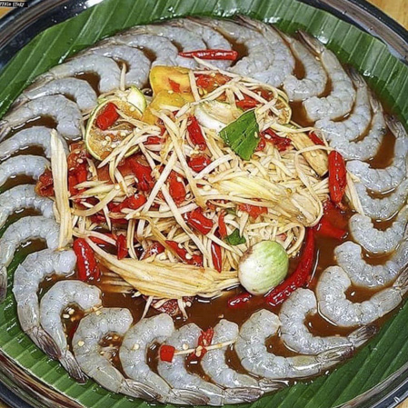 Món gỏi tôm sống hội tụ đầy đủ hương vị chua, cay, mặn, ngọt của ẩm thực xứ Chùa Vàng.  Trong ảnh: Món gỏi tôm sống được chế biến  tại nhà hàng Wongnai.