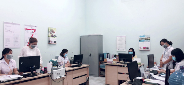Cán bộ, nhân viên Công ty TNHH Hwaseung Chi nhánh Vũng Tàu  đeo khẩu trang phòng dịch bệnh tại Văn phòng công ty. Ảnh: ĐÔNG HIẾU