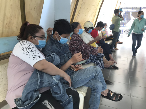 Người dân ngồi chờ tiêm vaccin tại Trung tâm Y tế dự phòng tỉnh.
