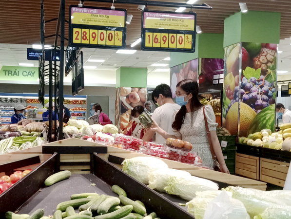 Người dân chọn mua rau, củ tại Siêu thị Co.op Mart Vũng Tàu chiều 5/2.