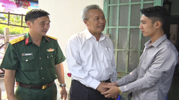 Đại diện Ban CHQS huyện Long Điền và đoàn thể địa phương đến thăm, động viên anh Võ Bá Tần chuẩn bị lên đường nhập ngũ.