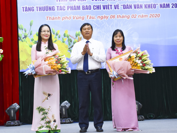 Ông Phan Đức Hiền, Chủ tịch Hội Nhà báo tỉnh trao giải tập thể giải Báo chí viết về đề tài Thương mại - Du lịch lần thứ 17 năm 2019 cho Báo Bà Rịa-Vũng Tàu và Đài PT-TH tỉnh.