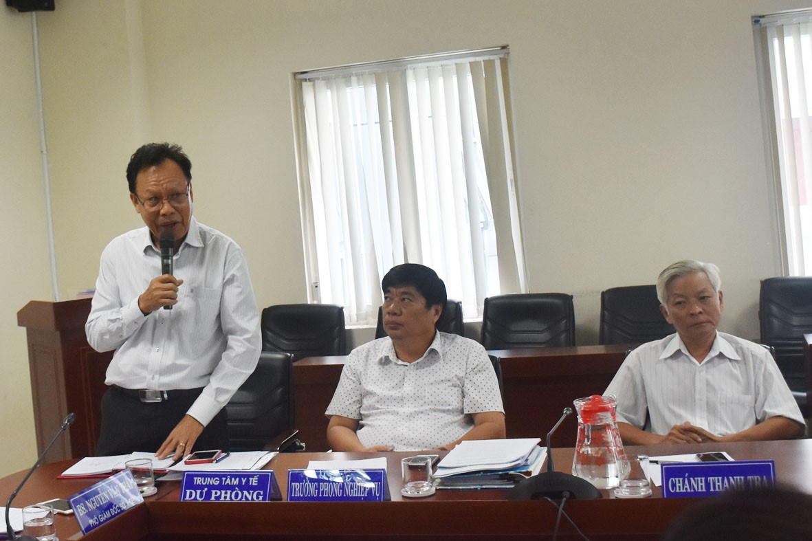 Bác sĩ Hà Văn Thanh, Giám đốc Trung tâm Y tế dự phòng tỉnh báo cáo với Đoàn về các biện pháp phòng, chống dịch bệnh Corona trên địa bàn tỉnh trong thời gian tới.