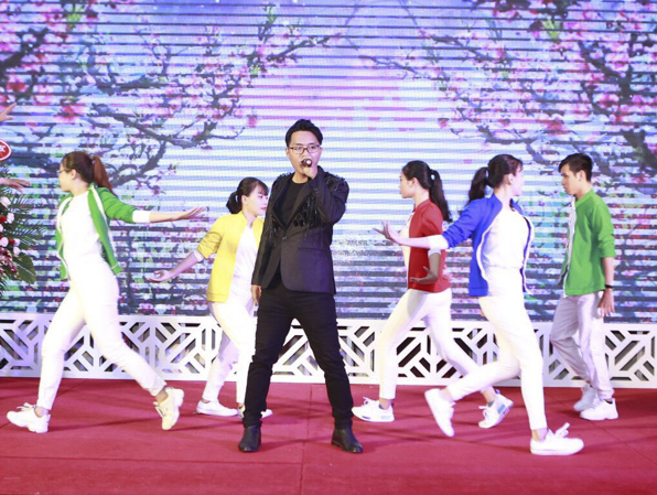 Trần Thanh Hậu biểu diễn trong một chương trình văn nghệ tại khách sạn Dầu khí Vũng Tàu.
