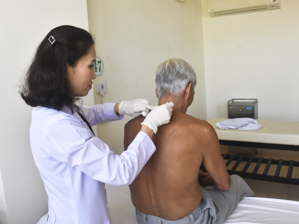 Bác sĩ Nguyễn Thị Uyên Chi cấy chỉ điều trị cho một bệnh nhân hen phế quản. 