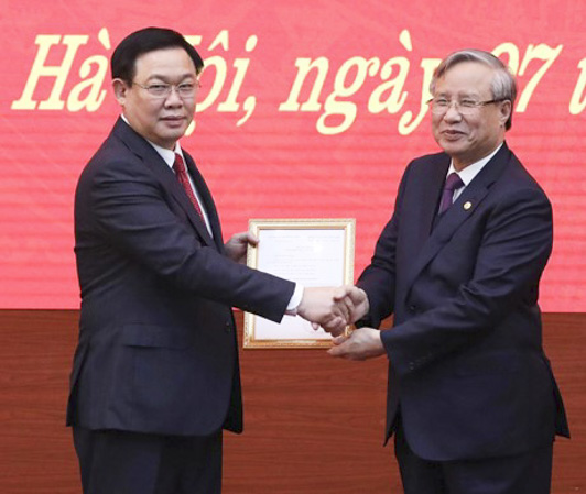 Thường trực Ban Bí thư Trần Quốc Vượng chúc mừng  đồng chí Vương Đình Huệ giữ cương vị mới -  Bí thư Thành ủy Hà Nội nhiệm kỳ 2015-2020.