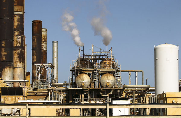 Một cơ sở lọc dầu tại thị trấn al-Buraqah, Libya. 