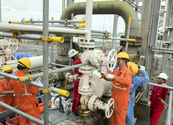 Nhóm các DN dầu khí luôn trong vị trí dẫn đầu về đóng góp cho ngân sách Nhà nước.  Trong ảnh: Kỹ sư của Công ty Đường ống khí Nam Côn Sơn (PV Gas) kiểm tra thiết bị trên công trường.