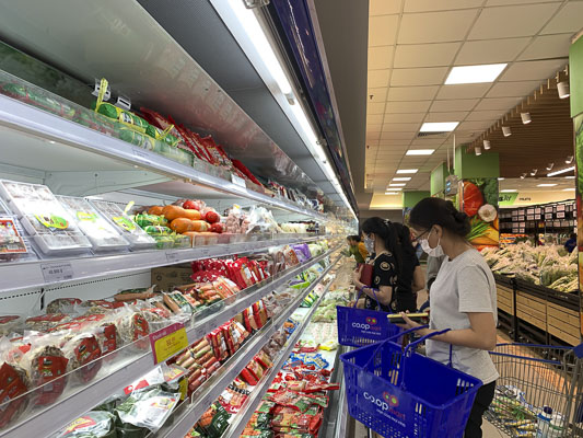 Người dân mua thực phẩm tại Co.op Mart Vũng Tàu chiều 9/2.