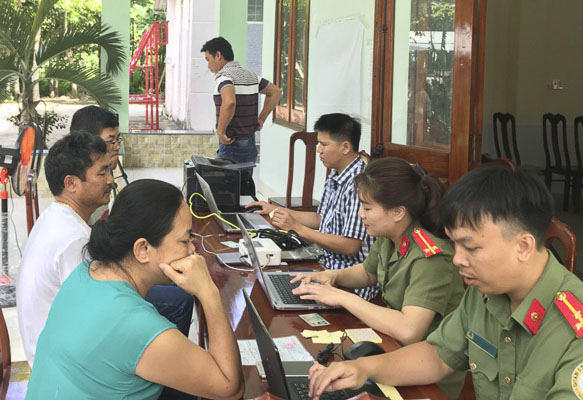 Phòng Quản lý xuất nhập Cảnh Công an tỉnh tiếp nhận hồ sơ đề nghị cấp hộ chiếu phổ thông cho nhân dân huyện Côn Đảo.