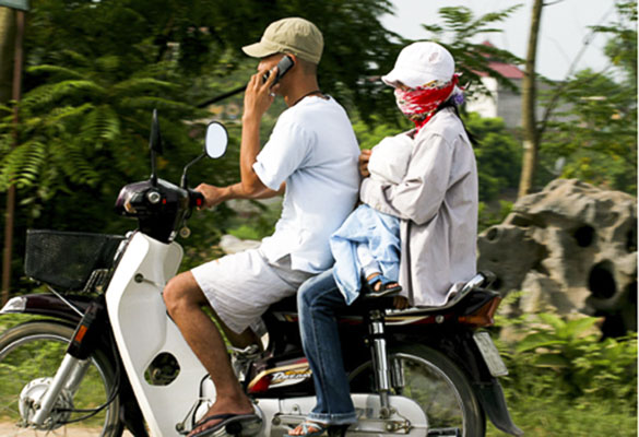 Một trường hợp người điều khiển xe máy nghe điện thoại di động trên đường 30/4, TP.Vũng  Tàu.