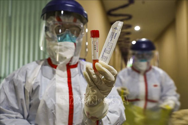 Nhân viên y tế kiểm tra mẫu bệnh phẩm của bệnh nhân nhiễm virus Corona chủng mới tại khu vực cách ly ở Vũ Hán, tỉnh Hồ Bắc,  Trung Quốc ngày 4/2/2020.