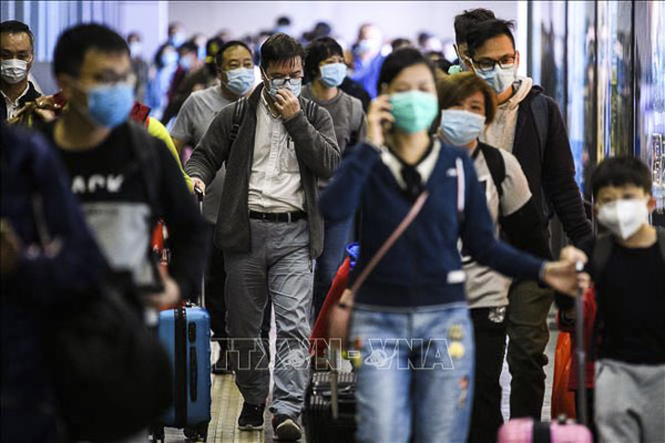 Hành khách đeo khẩu trang đề phòng lây nhiễm virus 2019-nCoV tại một nhà ga ở Hong Kong, Trung Quốc ngày 3/2/2020. (Nguồn: AFP)