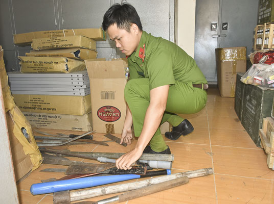 Qua công tác tuyên truyền, vận động, nhiều loại vũ khí thô sơ tự chế được người dân giao nộp cho Công an huyện Long Điền. 