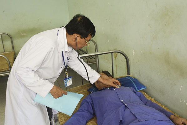 Bác sĩ thăm khám cho bệnh nhân điều trị nội trú tại Khoa Nam, BV Tâm thần tỉnh.