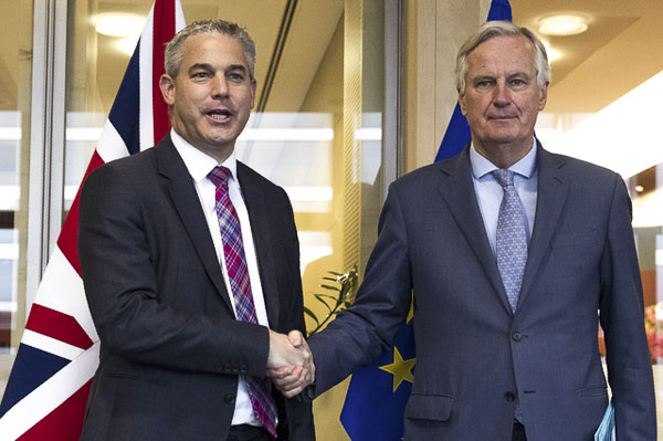 Bộ trưởng Brexit của Anh Stephen Barclay (trái) và Trưởng đoàn đàm phán của EU Michel Barnier tại cuộc gặp ở Brussels, Bỉ. 