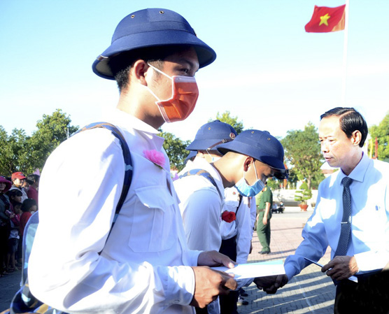 Ông Nguyễn Văn Thọ, Phó Bí thư Tỉnh ủy, Chủ tịch UBND tỉnh tặng quà cho các tân binh huyện Đất Đỏ.
