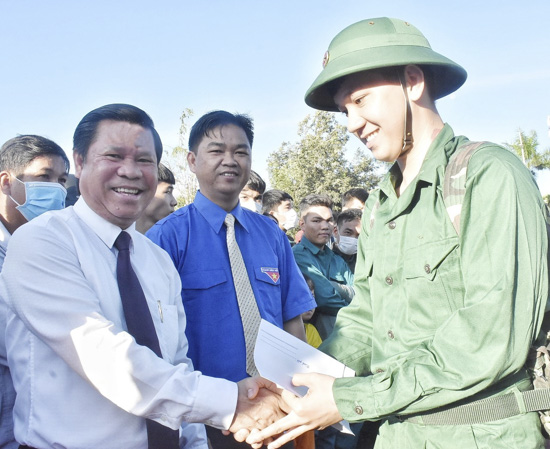 Ông Nguyễn Văn Xinh, Ủy viên Ban Thường vụ Tỉnh ủy, Trưởng Ban Tuyên Giáo Tỉnh ủy động viên tân binh huyện Châu Đức lên đường thực hiện NVQS.
