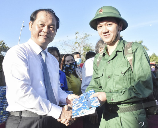 Ông Mai Ngọc Thuận, Ủy viên Ban Thường vụ Tỉnh ủy, Phó Chủ tịch HĐND tỉnh tặng quà cho tân binh huyện Châu Đức lên đường thực hiện NVQS.