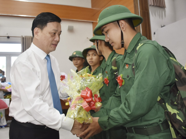 Ông Nguyễn Thành Long, Ủy viên Ban Thường vụ Tỉnh ủy, Phó Chủ tịch UBND tỉnh động viên tân binh huyện Xuyên Mộc.